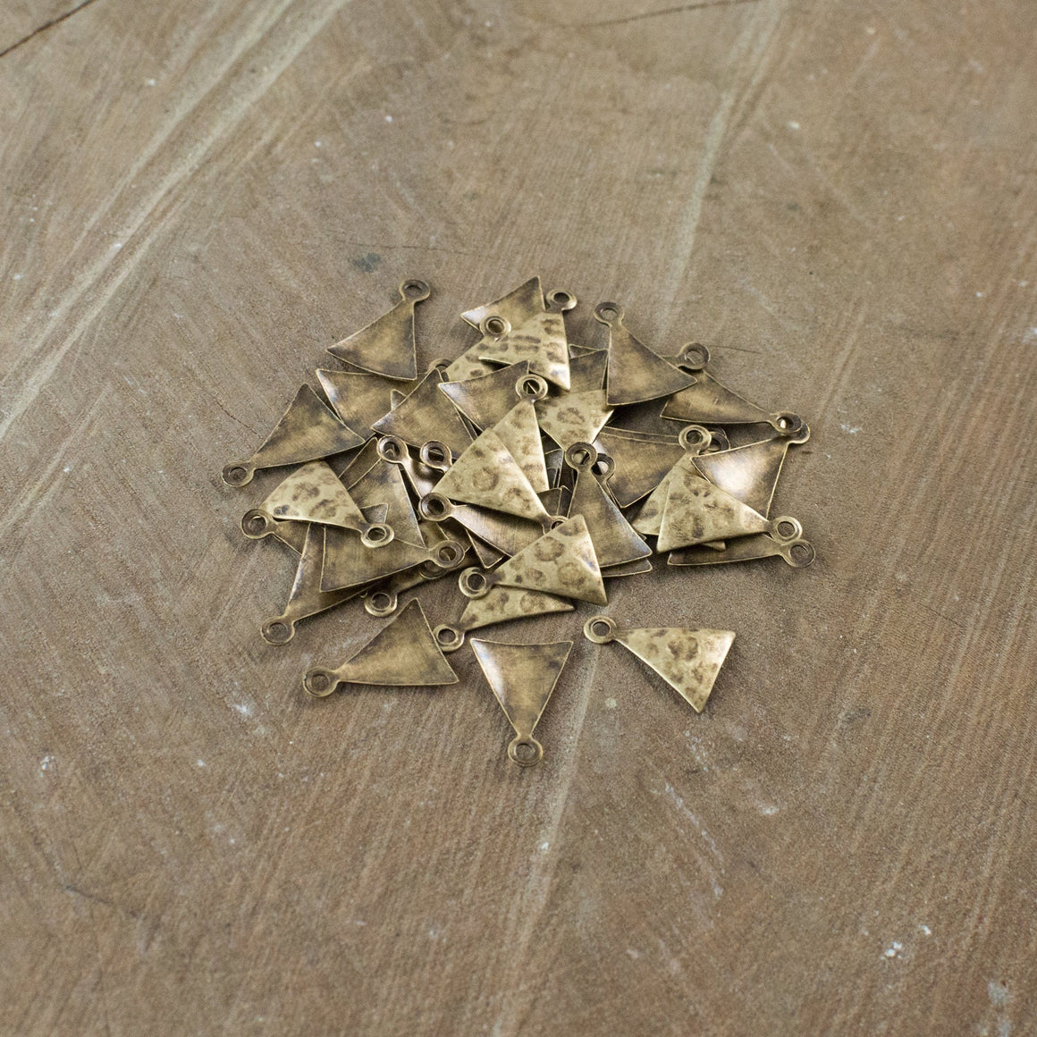1 loop Hammered Small Brass Ox Triangle 12mmx9mm (16) mtl461B