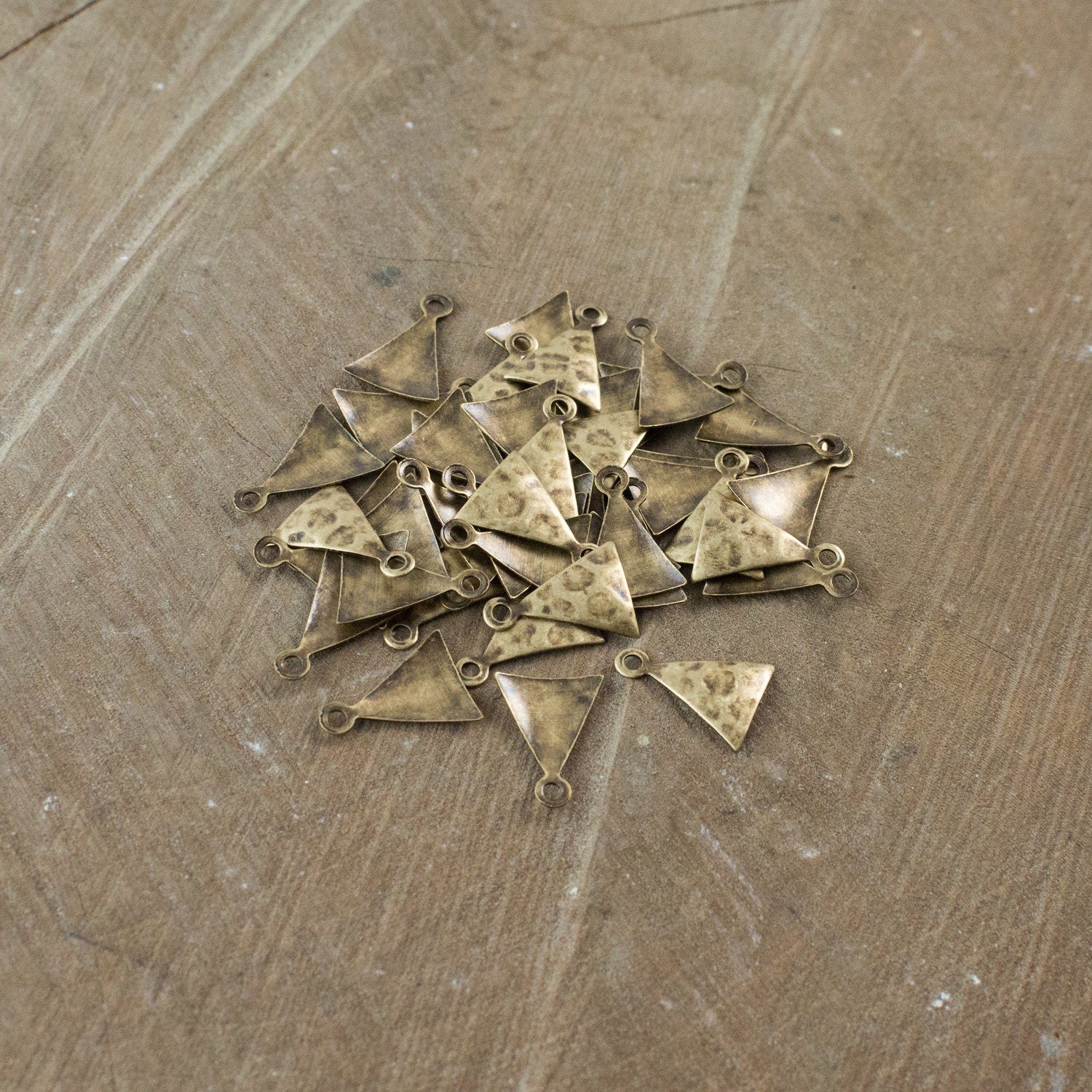 1 loop Hammered Small Brass Ox Triangle 12mmx9mm (16) mtl461B