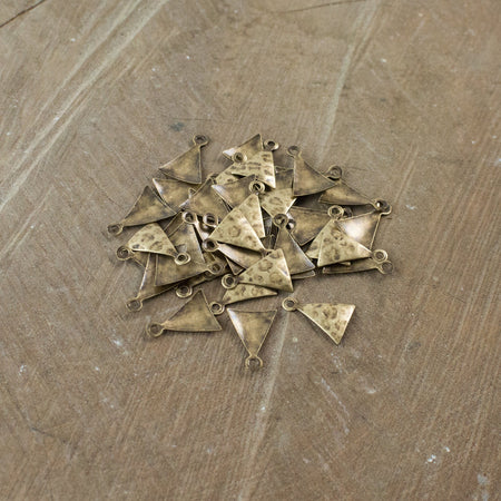 1 loop Hammered Small Brass Ox Triangle 12mmx9mm (16) mtl461B